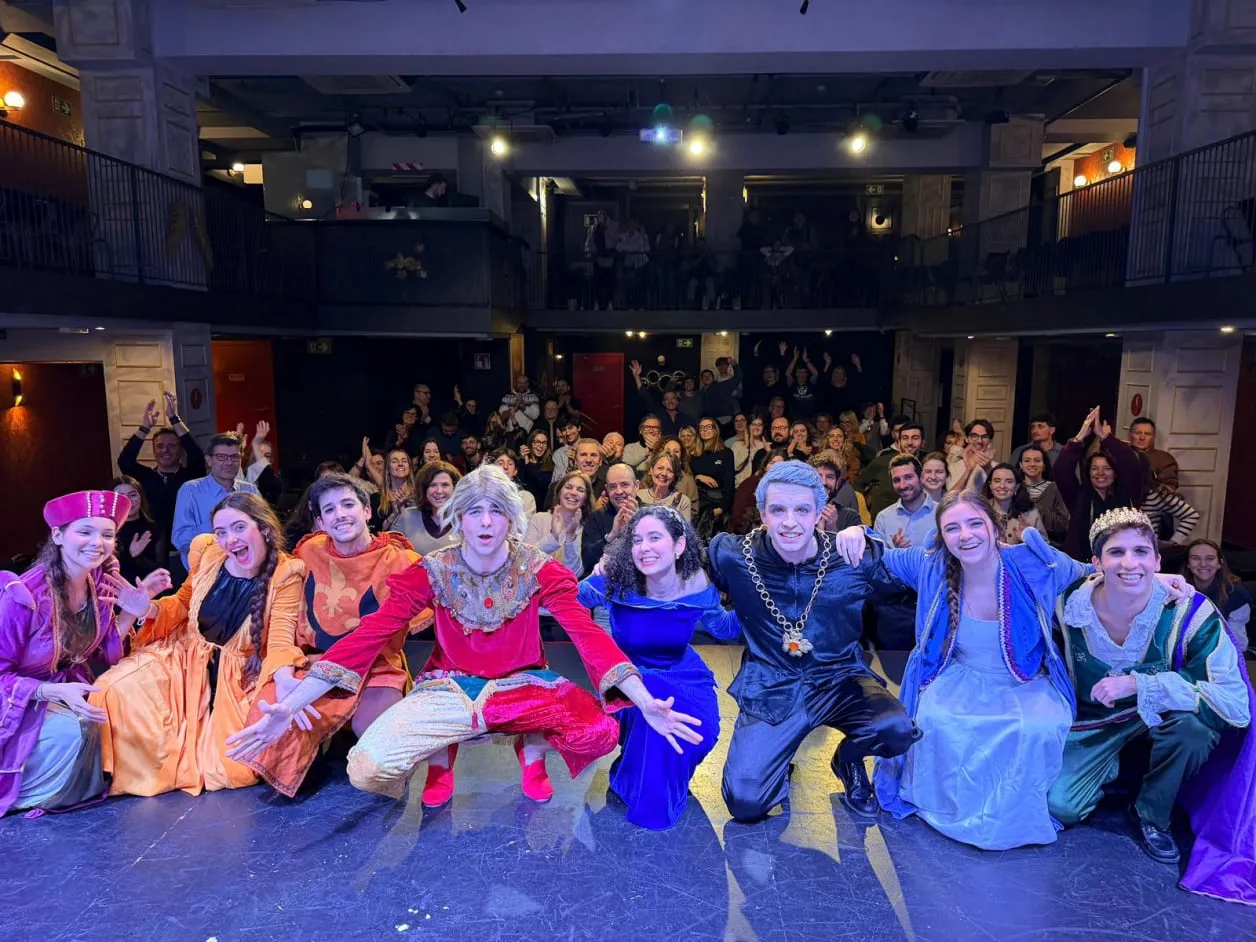 Elenco y público en el Teatre Muntaner