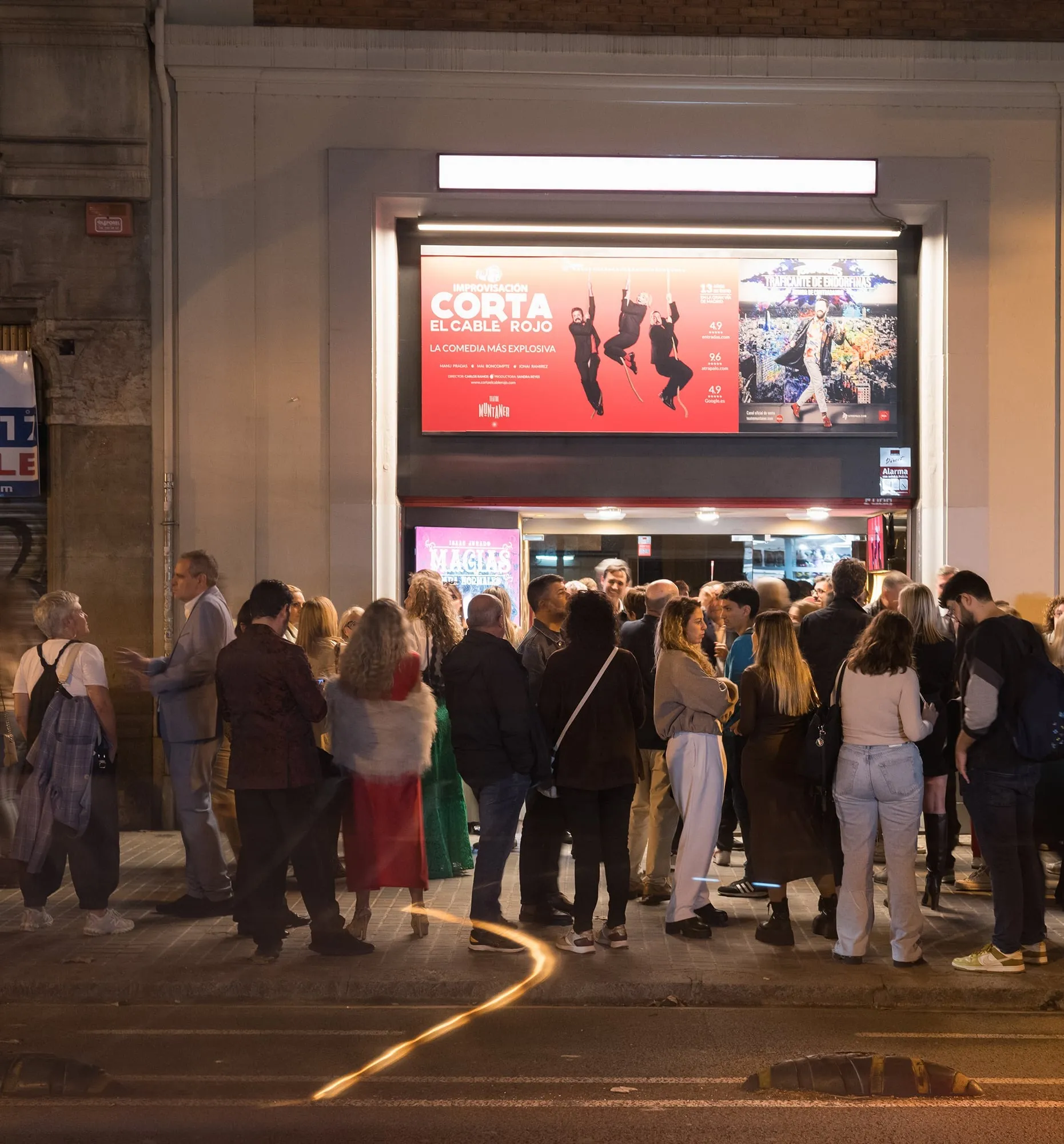 Cola de público de noche en la fachada del Teatre Muntaner